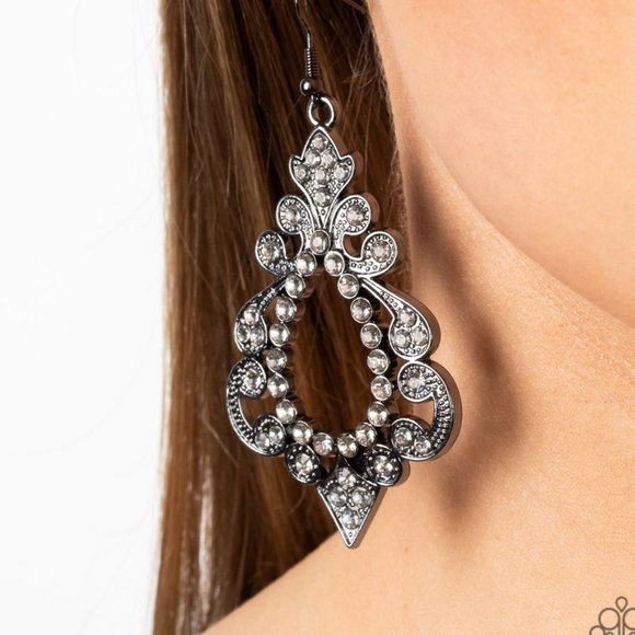 Fit for a DIVA - Black Earrings - Picture 1 of 2